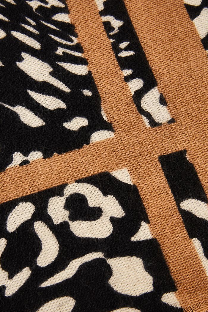Af genanvendte materialer: Tørklæde i leopardlook, BLACK, detail image number 1