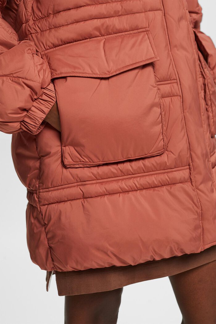 Af genanvendte materialer: Quiltet frakke med hætte, TERRACOTTA, detail image number 1