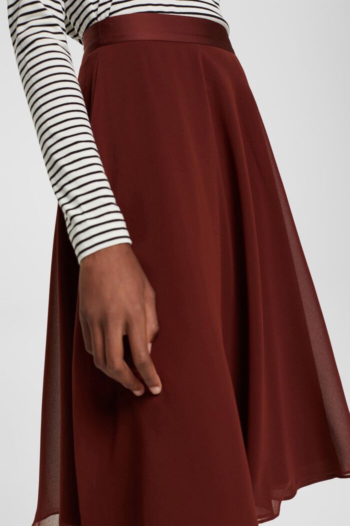 Af genanvendte materialer: Midi-nederdel af chiffon, BORDEAUX RED, detail image number 0