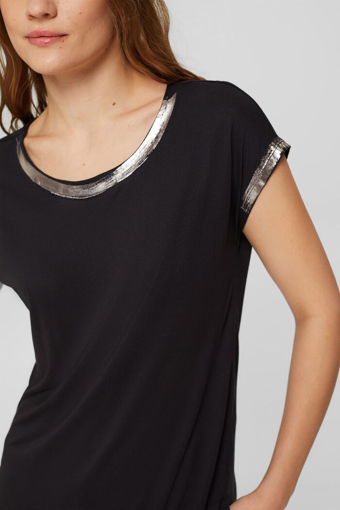 T-Shirt med metallisk effekt, i LENZING™ ECOVERO™, BLACK, detail image number 0