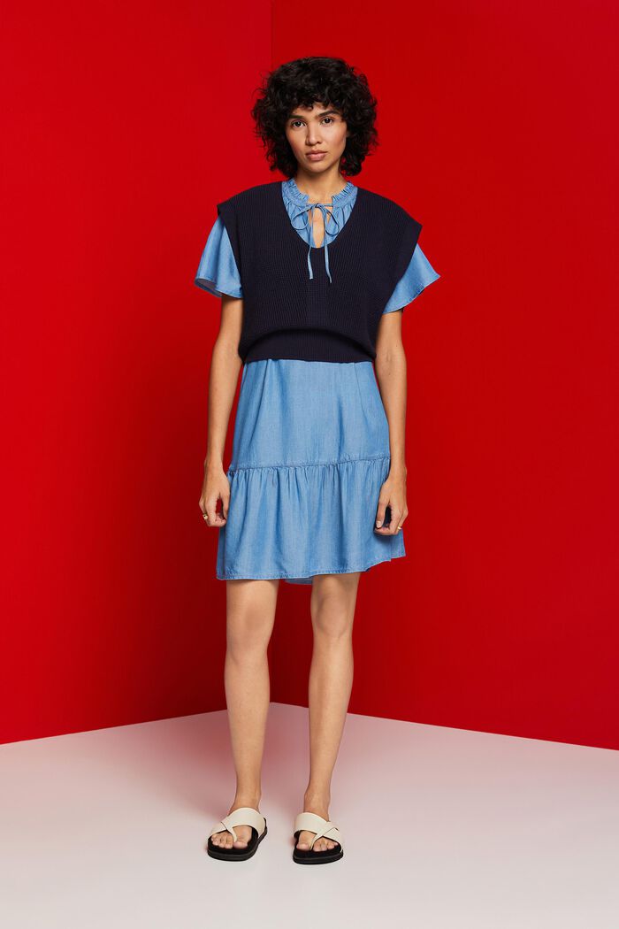 Chambray-kjole m. bindebånd og flæsekant, TENCEL™, BLUE MEDIUM WASHED, detail image number 1