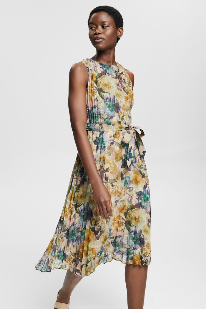 Genanvendte materialer: plisseret kjole med blomstret print