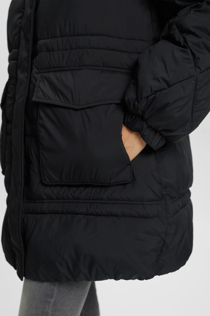 Af genanvendte materialer: Quiltet frakke med hætte, BLACK, detail image number 2