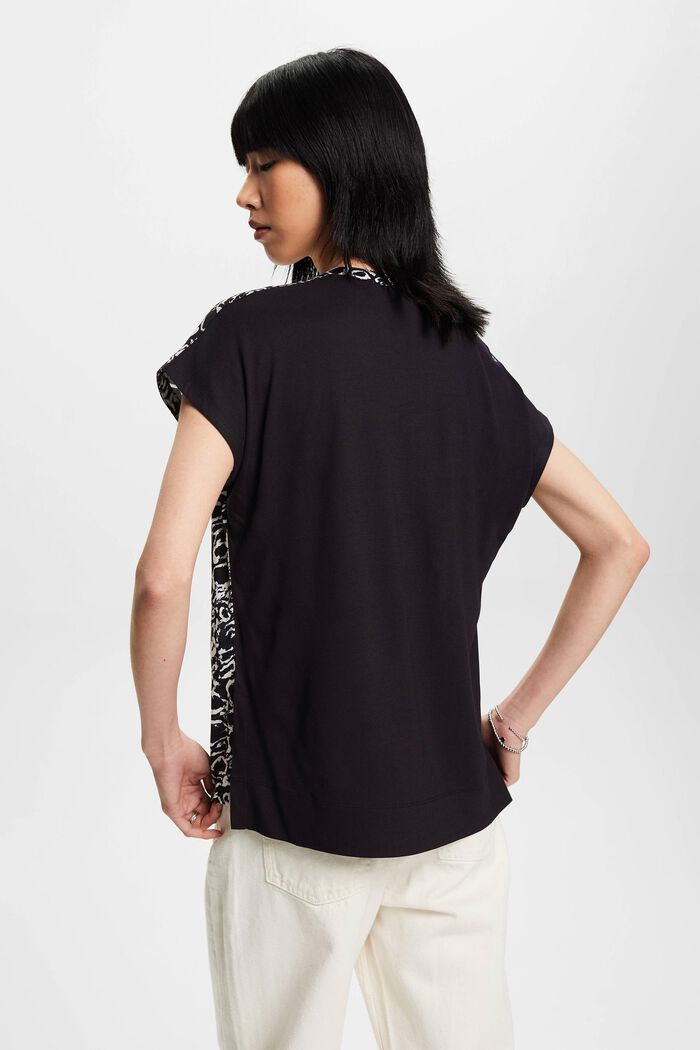 T-shirt med halsslids og mønstret front, BLACK, detail image number 3