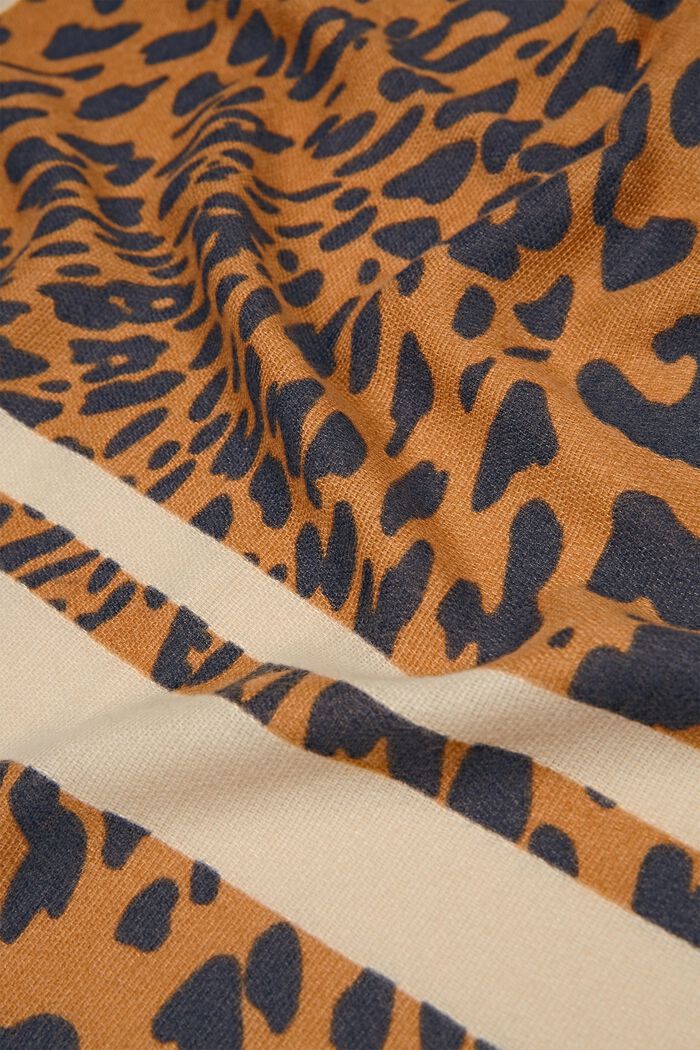 Af genanvendte materialer: Tørklæde i leopardlook, BARK, detail image number 1