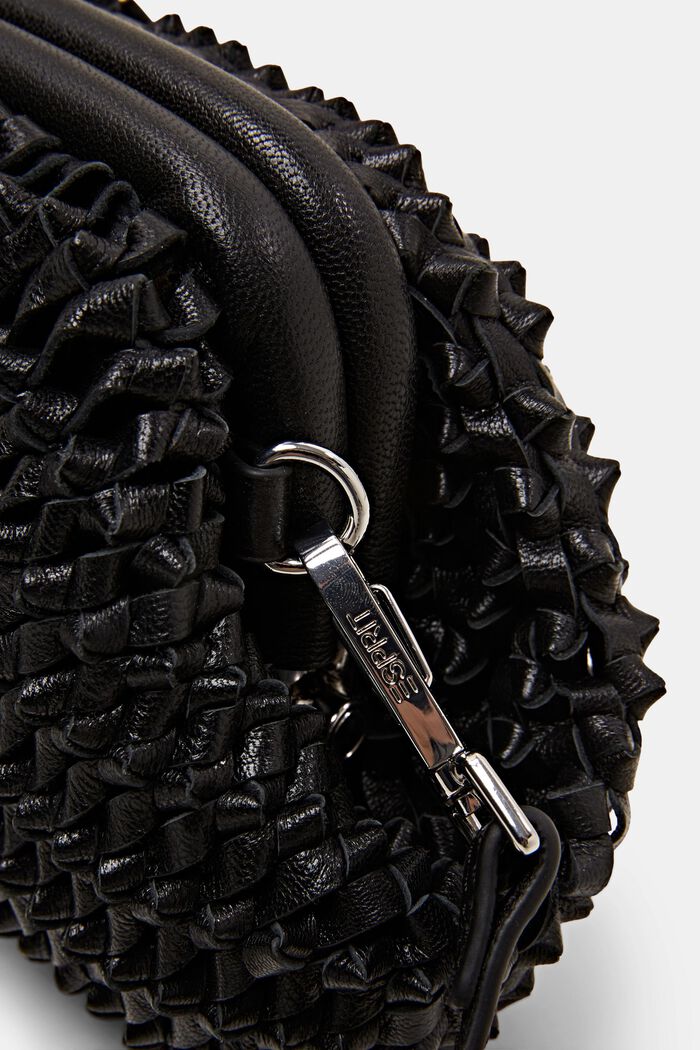 Skuldertaske af læder i et knyttet design, BLACK, detail image number 1